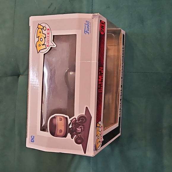 Funko Pop! Rides DC The Batman Selina Kyle on Motorcycle Vinyl Figure 281 Black - Picture 7 of 10